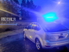 Un automóvil despistó en el acceso a Río Tala y secuestraron el vehículo porque sus ocupantes estaban ebrios.