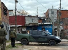 Intensa operación en Villa La Cava: 32 detenidos y armas incautadas