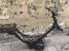 SAN PEDRO : Encuentran desarmada en el boulevard una moto robada.