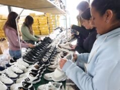SAN PEDRO : Salazar recorrió las fábricas de artículos plásticos, zapatillas y zuecos de goma.