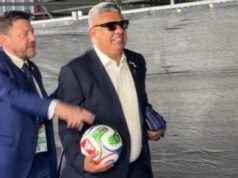Chiqui Tapia se despide del estadio con una pelota y lentes de sol tras el debut de Argentina