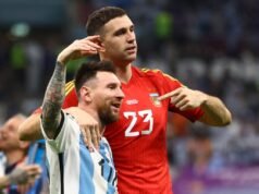 El Dibu Martínez se ríe de las críticas a Messi en el Mundial