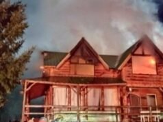 Incendio arrasa con ex motel en Villa La Angostura y deja a familias sin hogar