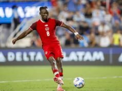 Ismael Koné, lesionado en el partido entre Canadá y Qatar, fue retirado en camilla