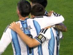 Messi amplía la ventaja para Argentina con un penal ante Islandia