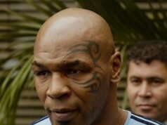 Mike Tyson apoya a Messi con una camiseta argentina firmada por Maradona