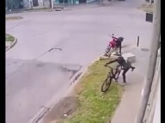 SAN PEDRO /VIDEO/ Robo de una bicicleta frente a un comercio.