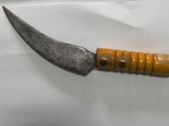 Detienen a hombre por apuñalar a su ex esposa mientras estaba en prisión domiciliaria