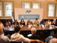 Diputados de Unión por la Patria apoyan a trabajadores del CONICET y CNEA antes de la marcha por despidos