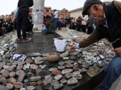 El memorial por las víctimas de la pandemia es retirado en Plaza de Mayo por precaución