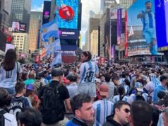 Hinchas argentinos desbordan Times Square con un banderazo previo a la final del Mundial