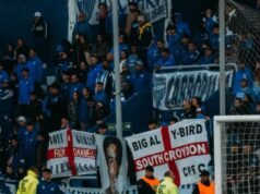 Hinchas de Godoy Cruz muestran banderas inglesas en plena previa del Argentina-Inglaterra