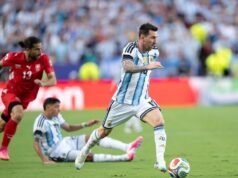 La Selección argentina rinde homenaje a Antonio Rattín con brazalete negro ante Suiza