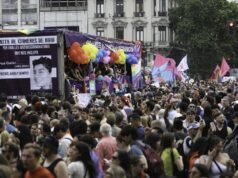 La comunidad LGBT celebra la restitución de tratamientos para adolescentes trans