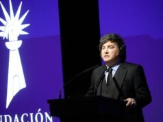 Milei promete reelección y un siglo de liberalismo en la Bolsa de Comercio