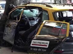 Taxi fuera de control choca contra un árbol en Belgrano