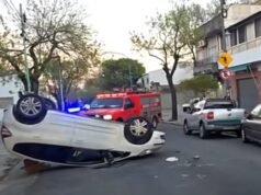 Accidente en Villa Lugano: un auto vuelca tras chocar con vehículos estacionados