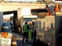 Camión atascado bajo puente en la General Paz genera caos vehicular