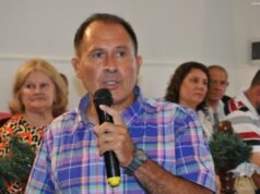 Detienen a ex profesor de hockey por hostigamiento a víctima de abuso