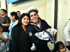Emocionante reencuentro de un tripulante de la Fragata Libertad con su hija recién nacida