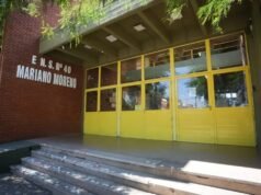 Estudiantes saltan del primer piso tras una explosión en una escuela de Santa Fe