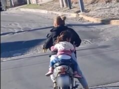 Imprudencia al volante: mujer conduce moto con cerveza y su hija sin protección
