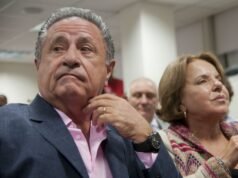 Indagatorias por el Vacunatorio VIP: Duhalde, Verbitsky y otros 30 citados