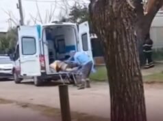 Indignación en Mar de Ajó: un hombre cae de la camilla durante su traslado