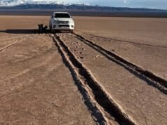 La camioneta atrapada en Pampa de Leoncito sigue sin ser retirada un mes después