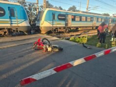 Trágico accidente en City Bell: un joven motociclista pierde la vida al ser atropellado por un tren