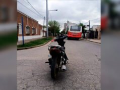 SAN PEDRO : Choque entre una moto y un colectivo: dos jóvenes fueron trasladados al hospital.