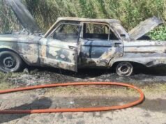 SAN PEDRO : Bomberos sofocaron el incendio de un Ford Falcon en el camino a Vuelta de Obligado.
