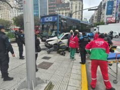Accidente en Recoleta: un auto y un colectivo chocan, dejando dos heridos