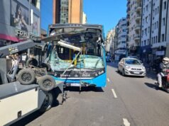 Accidente en el microcentro: cinco heridos tras choque entre colectivo y grúa