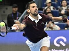 Djokovic da vuelta el partido y avanza a cuartos en Pekín