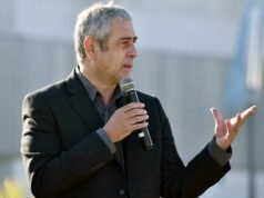 Ferraresi busca prohibir apuestas online en celulares para proteger a los jóvenes