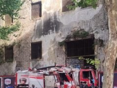Impactante choque de camión de bomberos contra la cárcel de Caseros