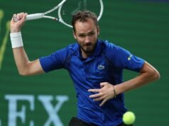 Medvedev se impone a Tsitsipas y avanza a cuartos en Shanghái