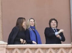 Milei saluda a jóvenes desde el balcón con un divertido ‘six seven’