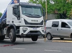 Motociclista grave tras ser atropellado por camión en Villa Luro