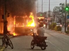 Pasajeros de un colectivo en Berazategui escapan antes de un feroz incendio