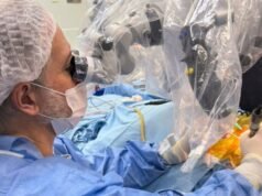 Primera cirugía bilateral de conducción ósea transforma la vida de un joven en Argentina