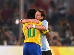 Ronaldinho homenajea a Messi en su despedida de la Selección
