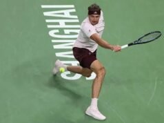 Zverev se impone en un intenso duelo y avanza a cuartos en Shanghái